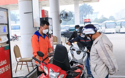 Giảm thuế môi trường, giá xăng giảm 2.200 đồng/lít