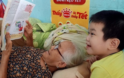 Cụ bà 85 tuổi cùng cháu lớp 1 học chữ khiến ai nấy "ngả mũ" thán phục!