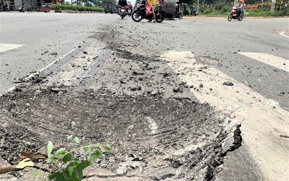 Cuộn thép hàng chục tấn rơi lún đường, người dân thoát nạn thần kỳ