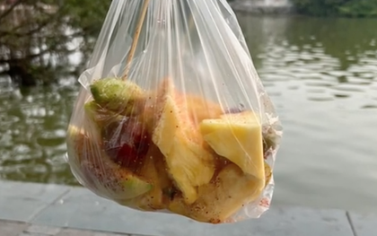 Cô gái than thở vì bị "chém" 200k 1 túi hoa quả dầm mua ở hồ Gươm, không ngờ có quá nhiều người chung cảnh ngộ