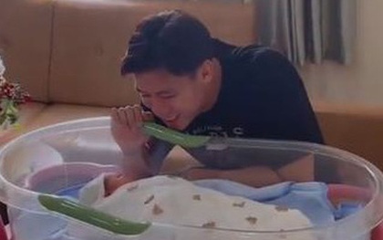 Quế Ngọc Hải cười tít khi ngắm con mới sinh, Hùng Dũng "đảo ngói" trước khi hội quân U23 Việt Nam