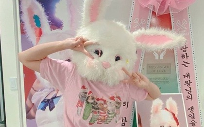 Nữ idol Kpop hoạt động 4 năm nhưng fan chưa một lần biết mặt, dùng mặt nạ thỏ làm tưởng "em gái" T.O.P (BIGBANG)?