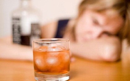Bé 2 tuổi hôn mê, co giật toàn thân sau khi uống gần hết bát rượu