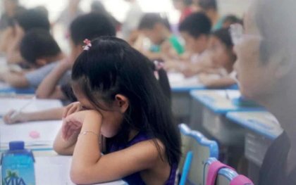 Con vừa trở lại trường, cô giáo có hành động bất ngờ khiến phụ huynh Hà Nội bức xúc, phải đăng đàn xin ý kiến: Liệu cô có quá đáng?
