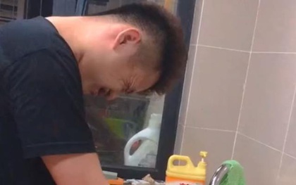 Chồng nhậu say sáng sớm mới về, tưởng mệt mỏi đi ngủ nhưng lại cố làm 1 việc trong nhà bếp khiến vợ sụt sùi cảm động