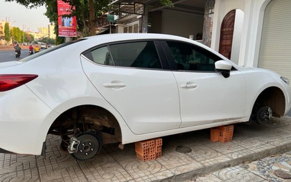 Xe Mazda 3 đỗ trước cửa nhà bị trộm tháo mất cả 4 bánh