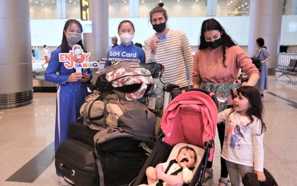 Khách quốc tế hào hứng vì được tặng sim 4G ngay khi đến sân bay Đà Nẵng