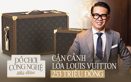 Soi "chiếc loa thị phi" mà NTK Thái Công phải "tay xách nách mang" ở sân bay, của thương hiệu Louis Vuitton và có giá đến 253 triệu đồng