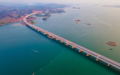 Ảnh: Cận cảnh cây cầu vượt biển dài nhất Quảng Ninh đang hối hả hoàn thiện những hạng mục cuối cùng