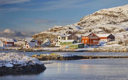 Hòn đảo nhỏ "ngưng đọng thời gian" ở Na Uy: Không có khái niệm ngày - đêm, hơn 350 dân sinh sống nhưng không bao giờ đeo đồng hồ