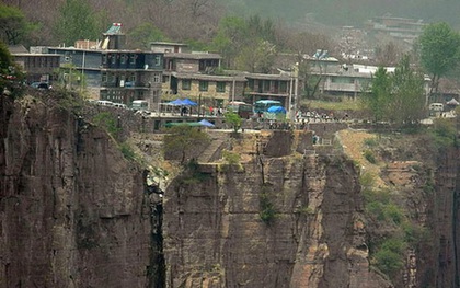 Thôn làng "nguy hiểm" nhất Trung Quốc: Tọa lạc trên núi dựng đứng cao 1.700m, có cung đường "treo vách đá" cheo leo thách thức mọi tay lái lão luyện