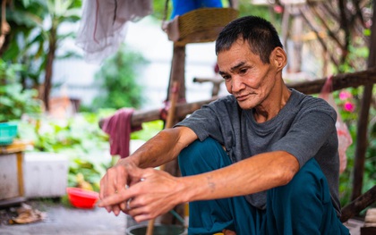 Cựu chiến binh sống trong lều hoang: Dùng đèn dầu thắp sáng, nhặt ve chai nuôi vợ tâm thần