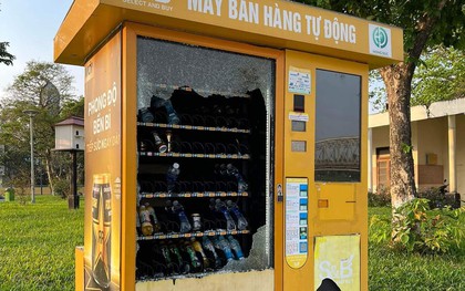 Nhóm thiếu niên đập 2 máy bán hàng tự động để trộm 19 chai nước