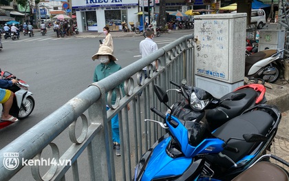 Vỉa hè được rào chắn để dành cho người đi bộ nhưng bị chiếm dụng thành bãi giữ xe ở BV Chợ Rẫy