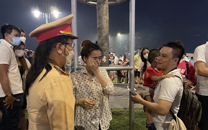 TP.HCM: Cha mẹ khóc nghẹn khi nhận lại con trai đi lạc trong đêm pháo hoa 30/4