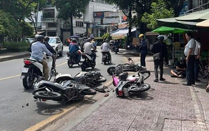 Ô tô lùa 6 xe máy rồi tông vào nhà dân, 3 người trọng thương