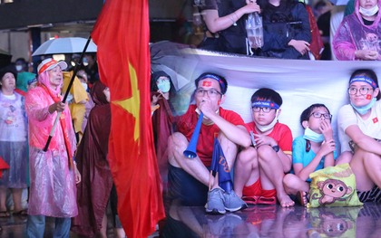 Bất chấp trời mưa, CĐV tại phố đi bộ Nguyễn Huệ vẫn cuồng nhiệt cổ vũ cho U23 Việt Nam