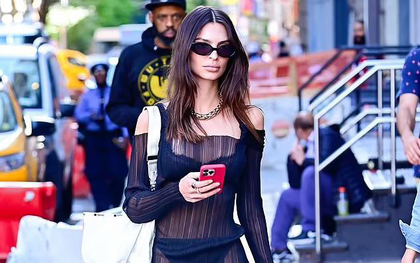 Mẫu nội y Emily Ratajkowski mặc xuyên thấu phô vòng 3 trên phố bị chỉ trích