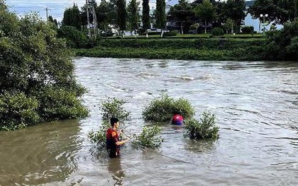 Đi đá bóng trong ngày sinh nhật, 3 học sinh bị nước cuốn trôi