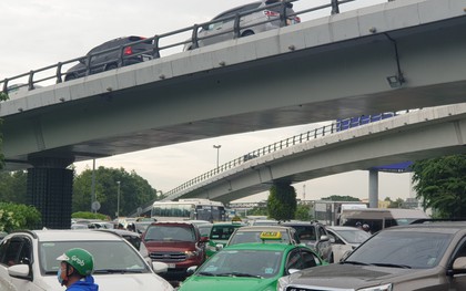 Hàng nghìn phương tiện “chôn chân” tại cổng sân bay Tân Sơn Nhất vì… phần mềm thu phí bị trục trặc