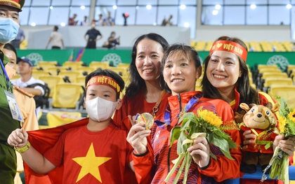 Người thân bật khóc trên khán đài khi tuyển nữ Việt Nam vô địch SEA Games 31: "Sẽ nấu cá kho thưởng cho con"