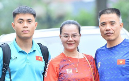 Bố mẹ Lý Công Hoàng Anh bịn rịn chia tay con trai sau 1 ngày đoàn tụ