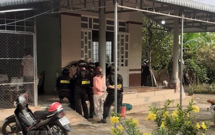 Con rể dùng súng khống chế, bắt giữ mẹ vợ làm con tin
