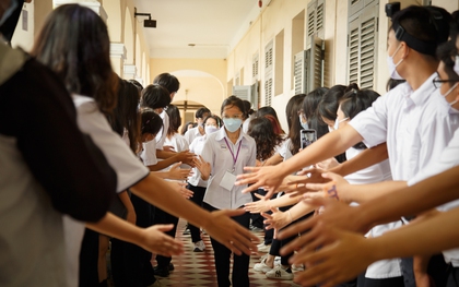 Chùm ảnh: Học sinh chuyên Lê Hồng Phong và những khoảnh khắc cả đời không quên trong lễ bế giảng cuối cùng