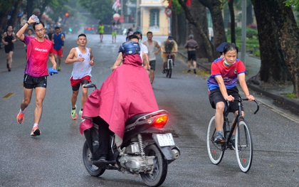 Ảnh: Người dân vô tư đi xe đạp, xe máy vào phố đi bộ hồ Gươm, công an đón lõng xử lý