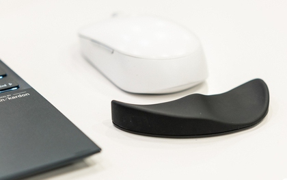Miếng nhựa nhỏ nhắn này có thể "cứu rỗi" sức khỏe cổ tay của bạn sau nhiều giờ làm việc máy tính