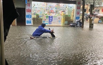 Mưa lớn, đường phố Hà Nội biến thành "sông", ngập lút bánh xe