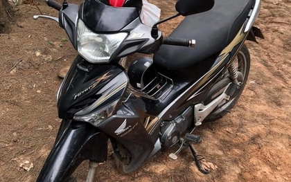 Dựng xe máy 10 phút ở bờ biển, bị kẻ gian tháo mất bánh trước