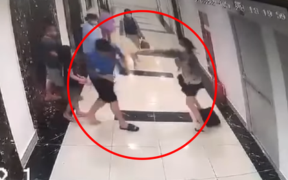 Hà Nội: Người đàn ông vô cớ đẩy phụ nữ khỏi thang máy rồi xô xát ngoài sảnh chung cư