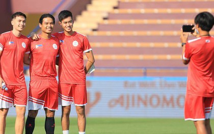 Cầu thủ U23 Philippines thích thú chụp ảnh khi tham quan sân vận động Việt Trì