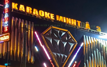Quản lý quán karaoke bắt nhốt, đánh đập rồi chở khách ra bỏ ở bãi đất trống