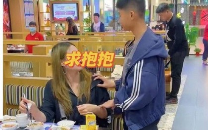 Lấm la lấm lét tiếp cận người phụ nữ trong quán ăn, cậu bé bất ngờ đưa ra yêu cầu "kỳ quặc" khiến ai cũng xúc động