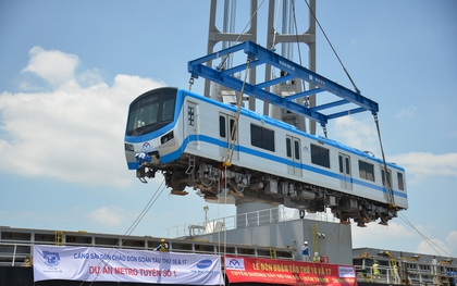 Cận cảnh 2 đoàn tàu cuối cùng của Metro số 1 vừa về đến TP.HCM, sẵn sàng chạy thử nghiệm