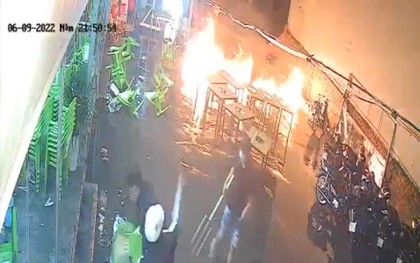 TP.HCM: Nhóm thanh niên xông vào quán ăn chém người, ném bom xăng