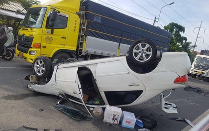 Xe ô tô lật ngửa giữa quốc lộ, 5 người may mắn thoát chết