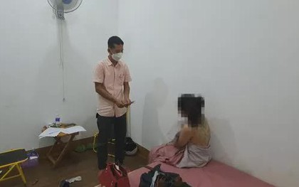 Tạm giữ quản lý quán karaoke điều nữ tiếp viên đi bán dâm