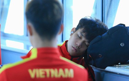 U23 Việt Nam tranh thủ ngủ ở sân bay Uzbekistan, mất 30 tiếng mới về đến Hà Nội