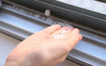 4 cách làm sạch khe cửa sổ cực đơn giản và dễ dàng