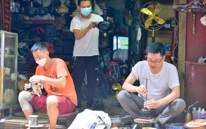 Gia đình ở phố cổ Hà Nội 2 đời "khám bệnh" quạt cổ: Cho thuê mặt bằng cũng được 60 triệu/ tháng nhưng quyết giữ nghề