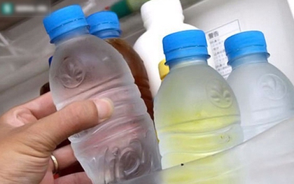 Nhiều gia đình uống nước để trong tủ lạnh kiểu này mà không biết cực kỳ độc hại