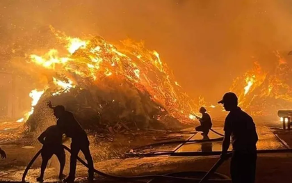 Cả trăm người ứng cứu xưởng bao bì cháy ngùn ngụt trong đêm