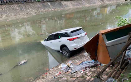 Hà Nội: Xe ô tô lao xuống sông Kim Ngưu giữa trưa, đội cứu hộ và người dân "giải cứu" sau một tiếng