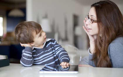 Yêu cho roi cho vọt: Cha mẹ đang dùng cách dạy con dễ nhất cho bản thân và khó cho trẻ