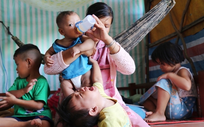 Cha gặp tai nạn qua đời, mẹ bất lực nhìn 5 đứa con nheo nhóc, giành nhau bình sữa loãng để uống