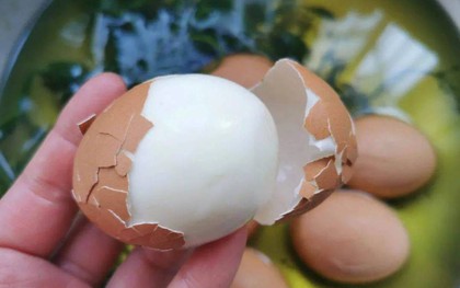 Đừng chỉ cho nước vào luộc trứng, hãy nhớ thêm 2 thứ và làm thêm 1 công đoạn thì lòng đỏ trứng mới mềm, vỏ trứng dễ bóc