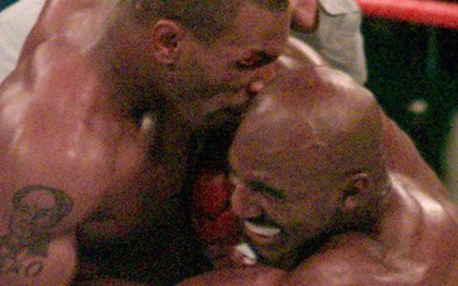 Tròn 1/4 thế kỷ và sự thật đằng sau cú cắn tai kinh điển của Mike Tyson với Holyfield